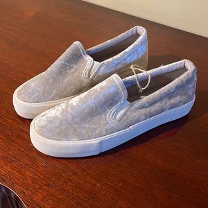 NWT! Velour slide ons